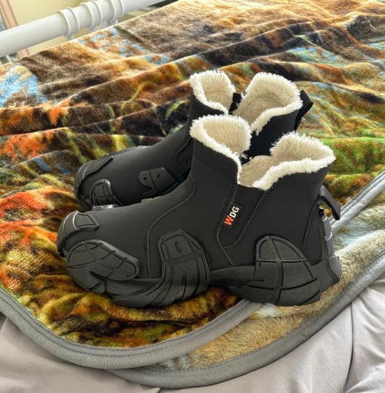 Stivali foderati su una coperta